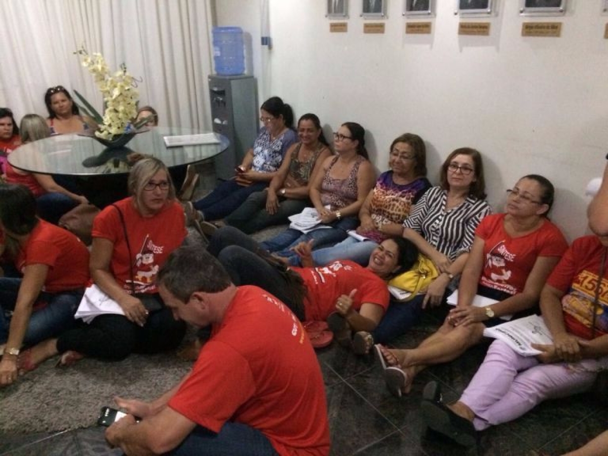 Professores ocupam prefeitura e reivindicam revogao de leis em Glria (Imagem: Maycon Fernandes/Sou de Sergipe)