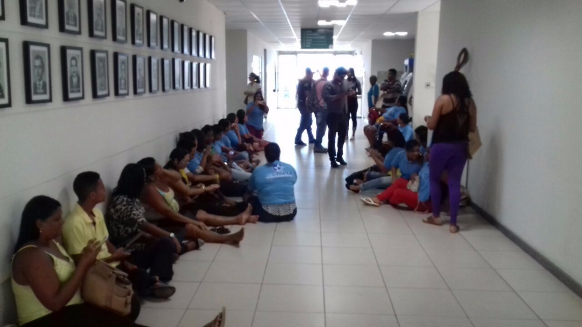 Funcionrios da limpeza das escolas e creches municipais ocupam Prefeitura de Aracaju (Imagem: Sindecese/SE)