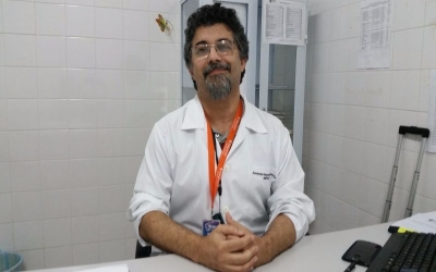 Mdico Alexandre Manso explica importncia da hidratao antes e aps a doao de sangue (Imagem: SES/SE)