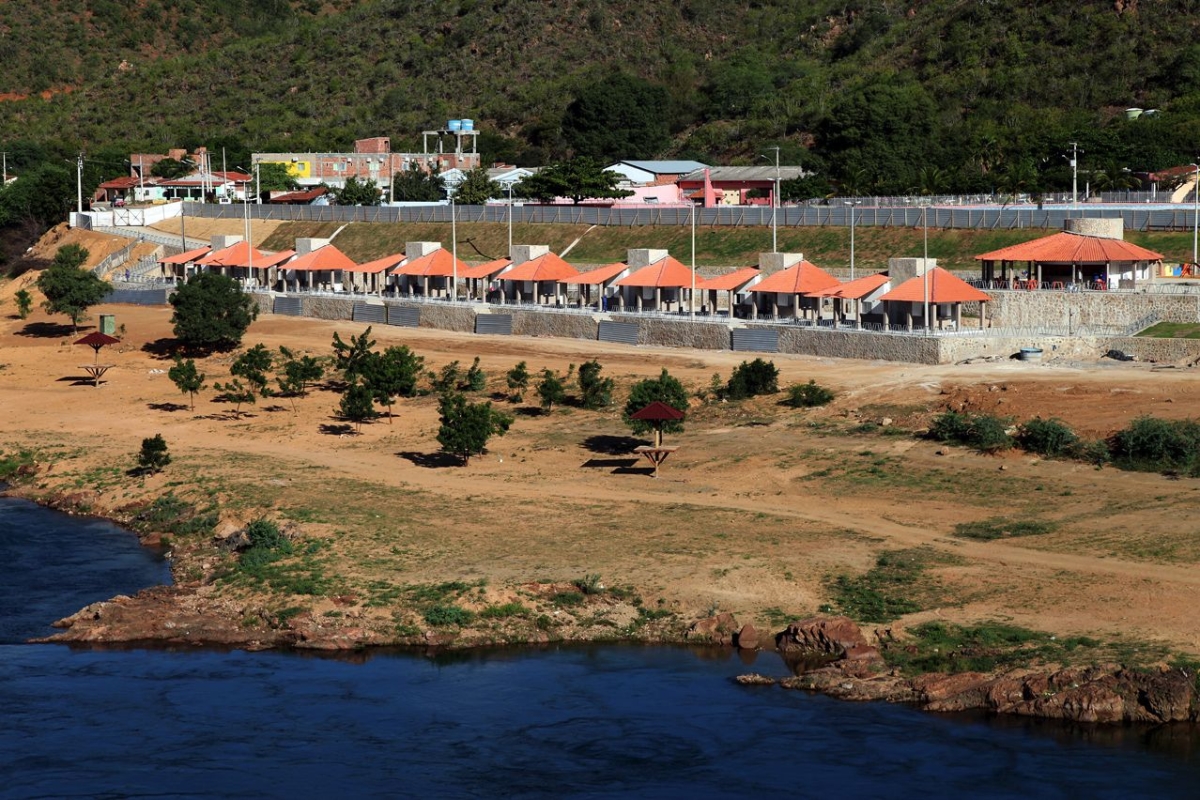 Com recursos na ordem de R$6.633.884,61, provenientes do Prodetur, por meio do Banco Interamericano de Desenvolvimento (BID), o ponto turstico conta com restaurante com vista panormica para o Rio So Francisco, 14 quiosques prprios para bares (Foto: An