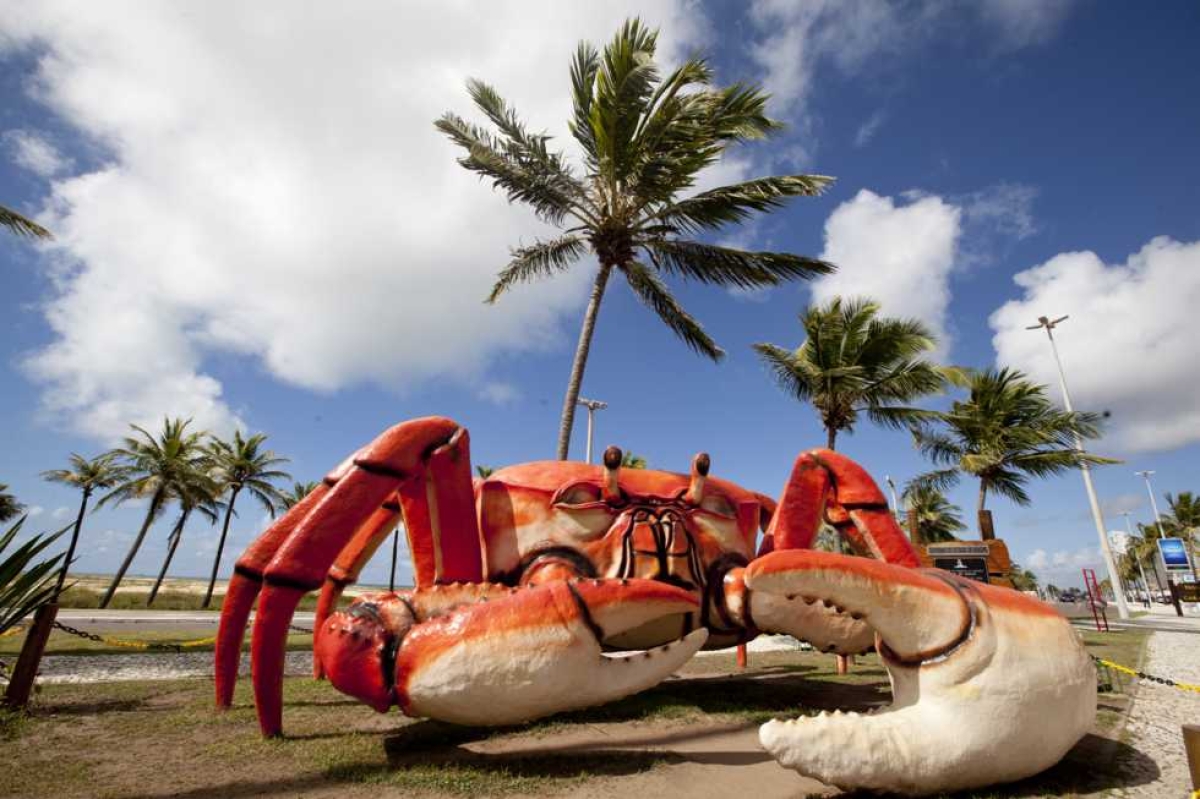 Caranguejo gigante instalado pelo Governo do Estado no incio da Passarela do Caranguejo (principal corredor gastronmico da capital sergipana, Aracaju), na praia da Atalaia, uma das mais frequentadas pelos turistas que visitam Sergipe (Foto: Mrcio Danta