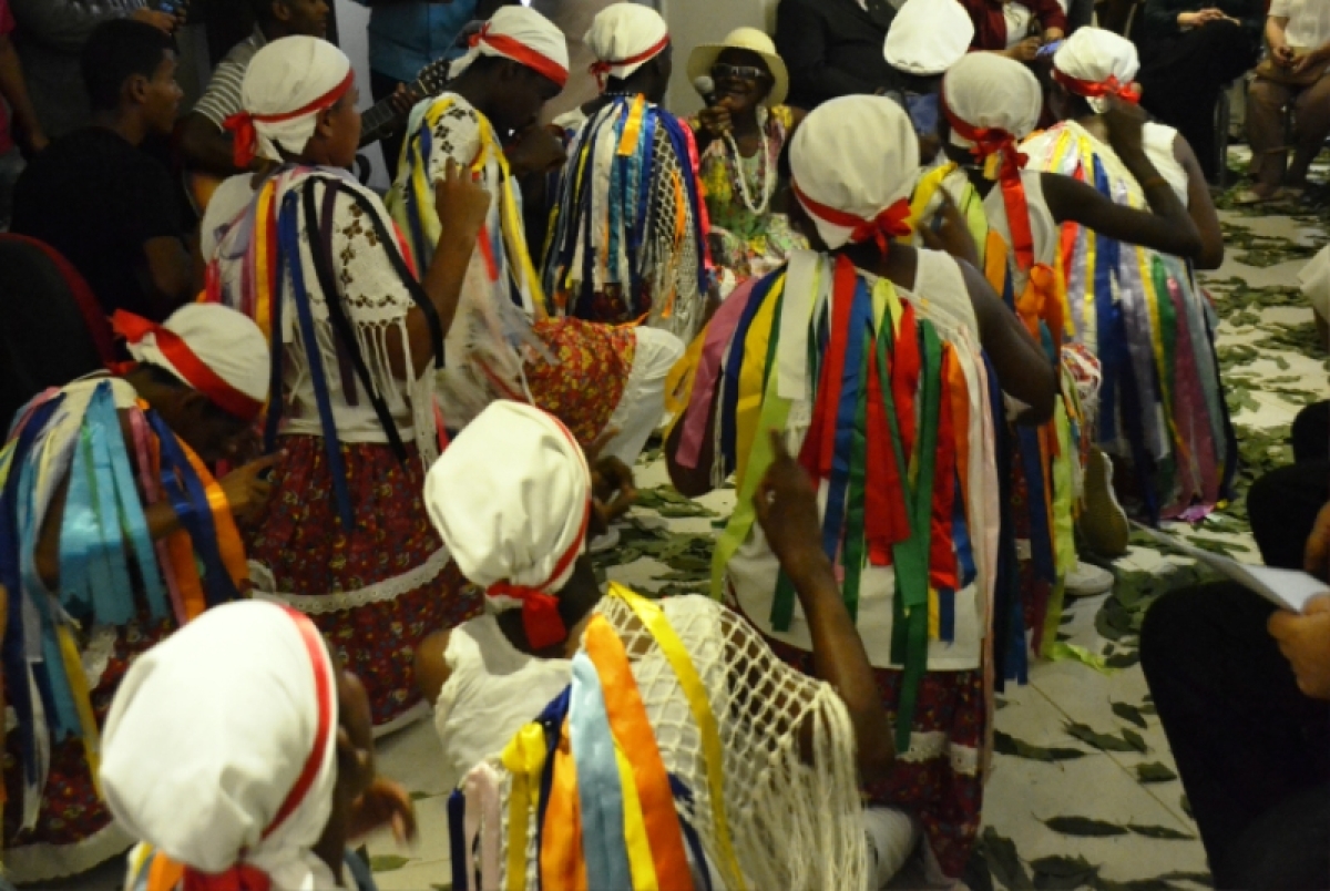 Dona Nadir e crianas (Foto: Secult/SE)