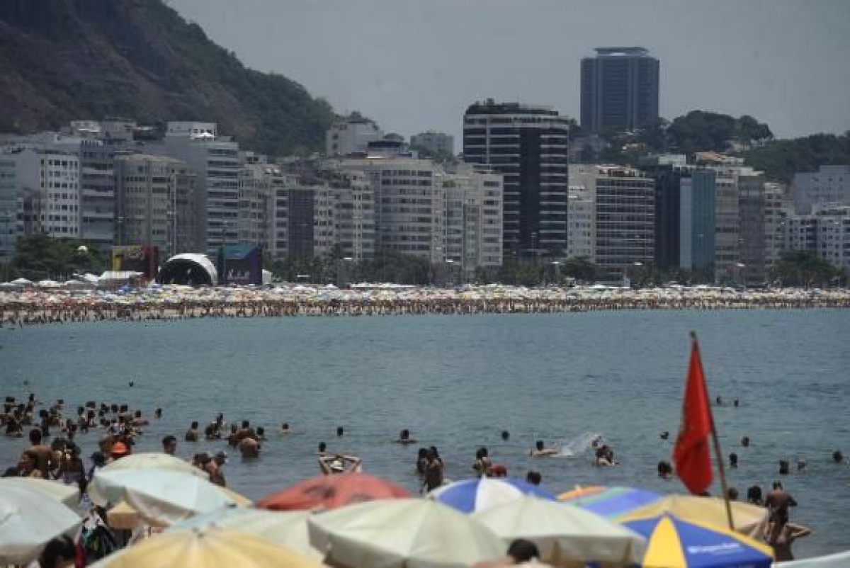 Banhistas lotam a praia de Copacabana (Imagem: Fernando Frazo/Agncia Brasil)