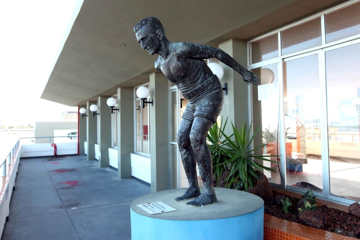 s margens do rio Sergipe, o busto de bronze de Z Peixe reluz e cumprimenta os que chegam ao antigo Terminal Hidrovirio (Imagem: Andr Moreira/ASN)