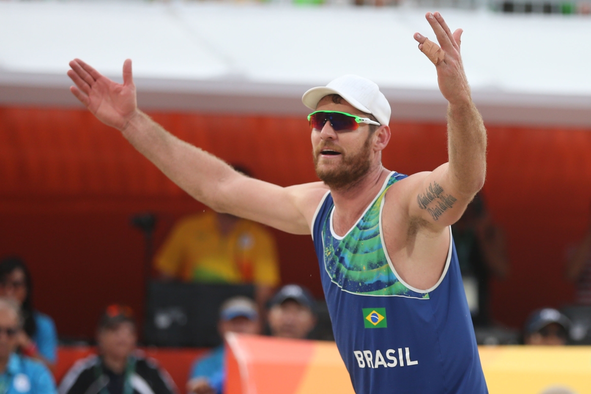 Alison e Bruno Schmidt vencem EUA e avanam  semifinal no vlei de praia (Foto: Clio Messias/Inovafoto)