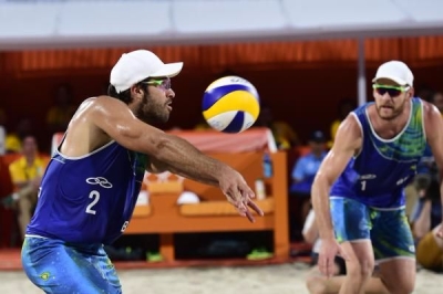 Alison e Bruno vencem holandeses e levam Brasil  final do vlei de praia (Foto: William Lucas/Inovafoto)