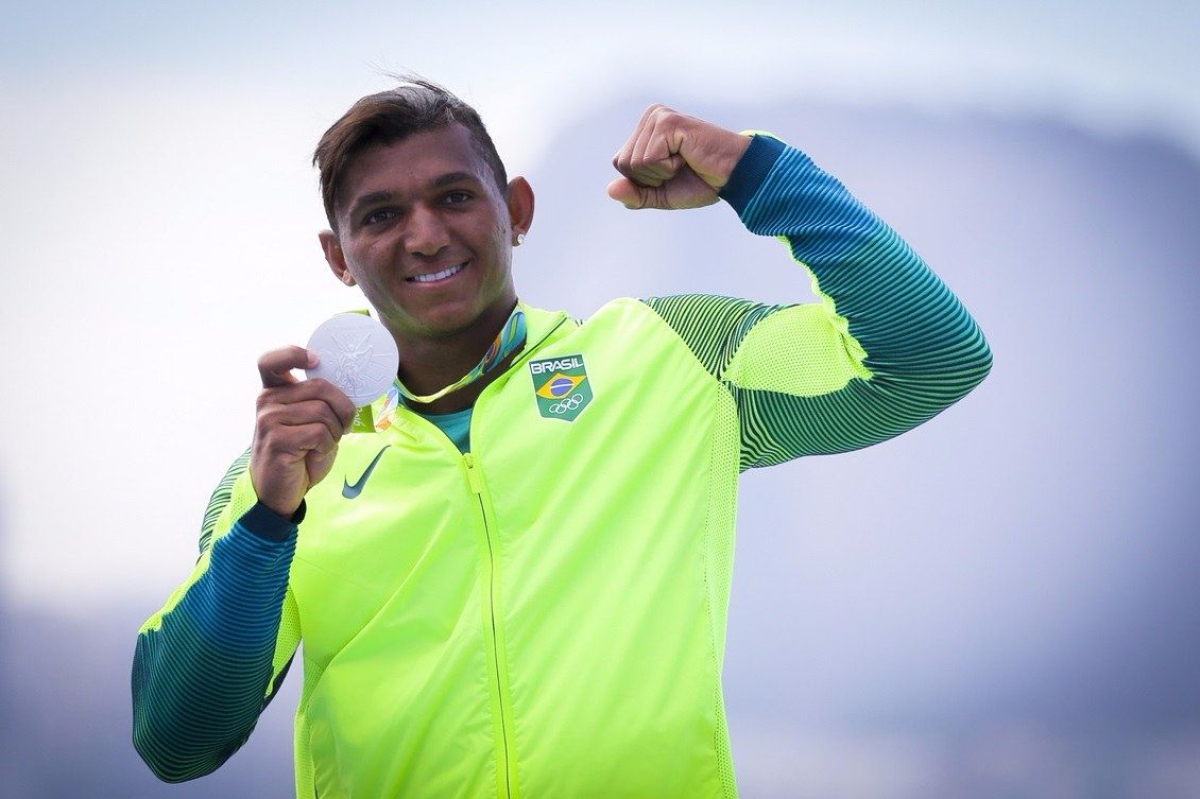 Isaquias Queiroz sorri com a primeira medalha da histria da canoagem velocidade brasileira no peito (Foto: Danilo Borges/Brasil 2016)