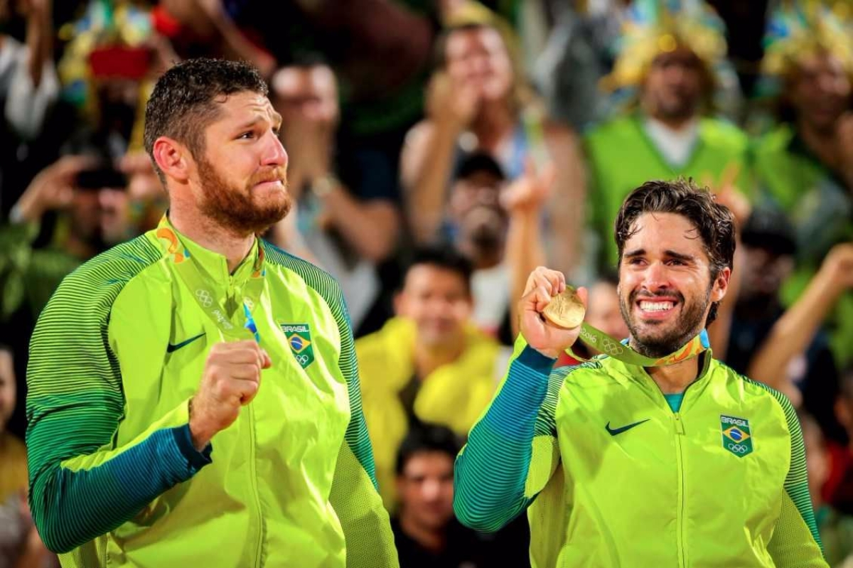 Alison e Bruno emocionados no pdio na Arena de Copacabana (Foto: Danilo Borges/Brasil 2016)