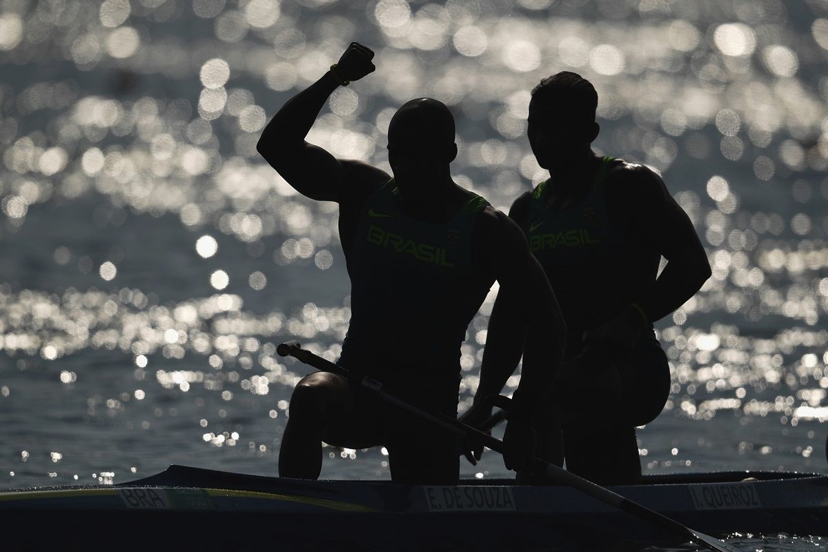 Erlon Souza (E) comemora a vaga na final da prova C2 1000m ao lado de Isaquias Quueiroz. (Foto: Matthias Hangst/Getty Images)