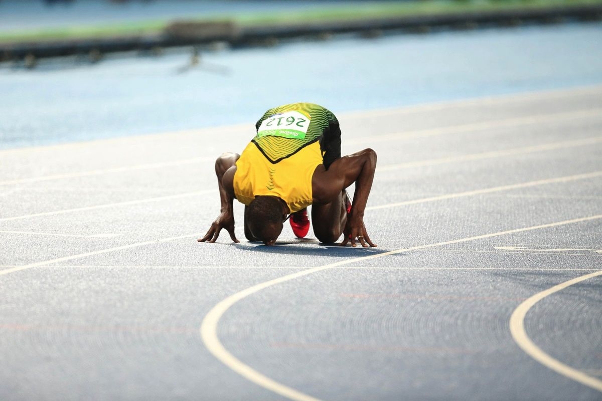 Bolt beijou a pista do Estdio Olmpico do Rio de Janeiro como forma de adeus, aps disputar sua ltima prova individual em Jogos Olmpicos (Foto: Roberto Castro/ME)