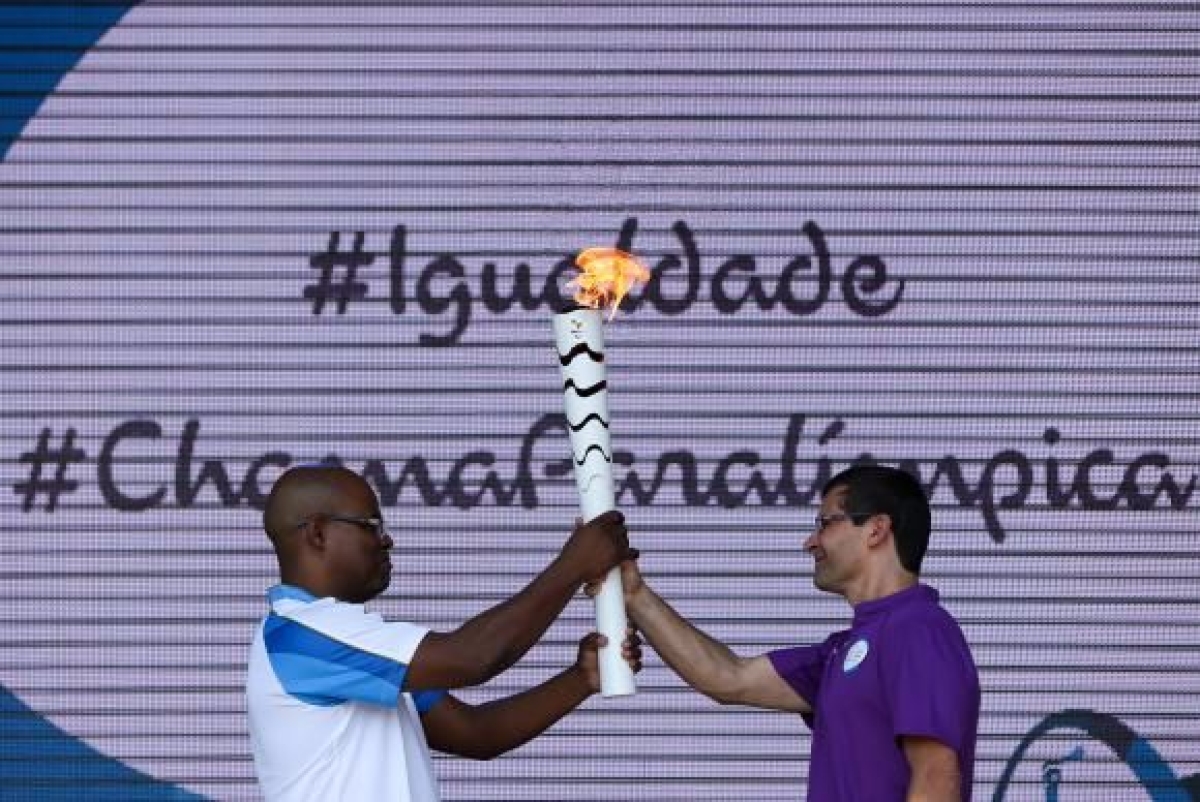 O mensageiro Ulisses de Arajo passa a tocha paralmpica para o tetracampeo de futebol de amputados, Cludio Irineu, e marca o incio do revezamento, em Braslia (Imagem: Marcelo Camargo/Agncia Brasil)