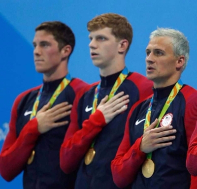 O nadador americano Ryan Lochte (3 esq/dir) pede desculpas por relato de falso assalto na Olimpada do Rio (Foto: Fernando Frazo/Agncia Brasil)