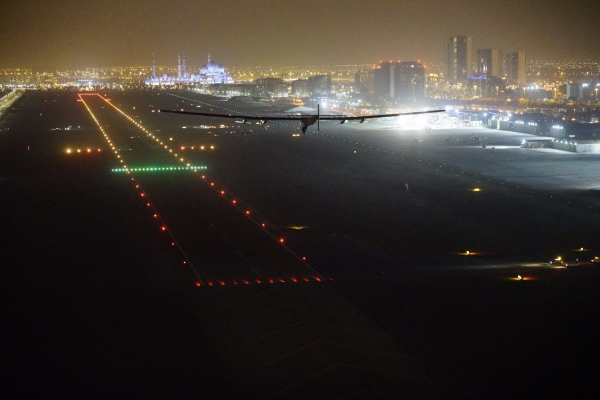 O avio Solar Impulse II, movido apenas a energia solar, completou sua volta ao mundo aps aterrissar no aeroporto internacional de Abu Dhabi s 4h05 (horrio local, 21h05 de Braslia), mesmo ponto de onde partiu em maro de 2015 (Foto: Solar Impulse)