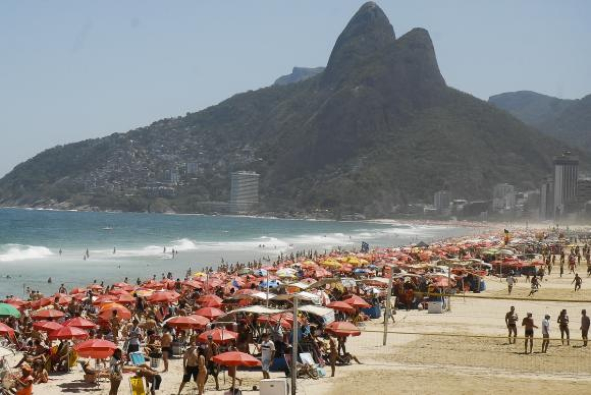 Calor leva milhares de pessoas s praias. Nasa diz que julho foi o ms mais quente dos ltimos 136 anos (Foto: EBC)