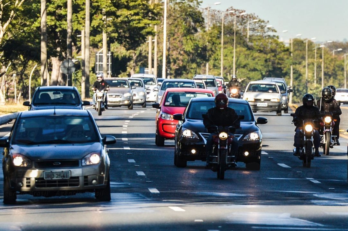 Motorista flagrado com as luzes apagadas ser multado em R$ 85,13, por infrao mdia, e ter quatro pontos na carteira de habilitao (Foto: Jos Cruz/Agncia Brasil)