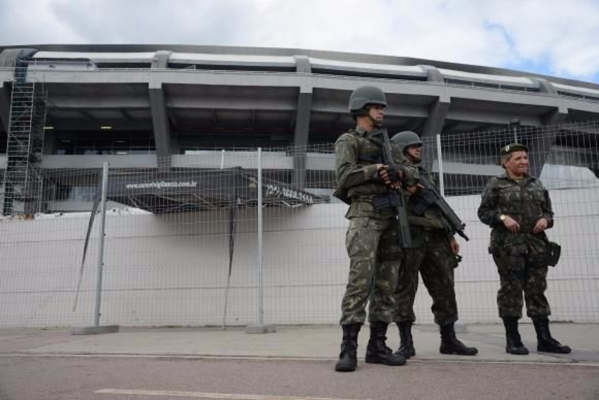 Militares no entorno do Estdio do Maracan simulam garantia de segurana na abertura dos Jogos Rio 2016 (Foto: Fernando Frazo/Agncia Brasil)