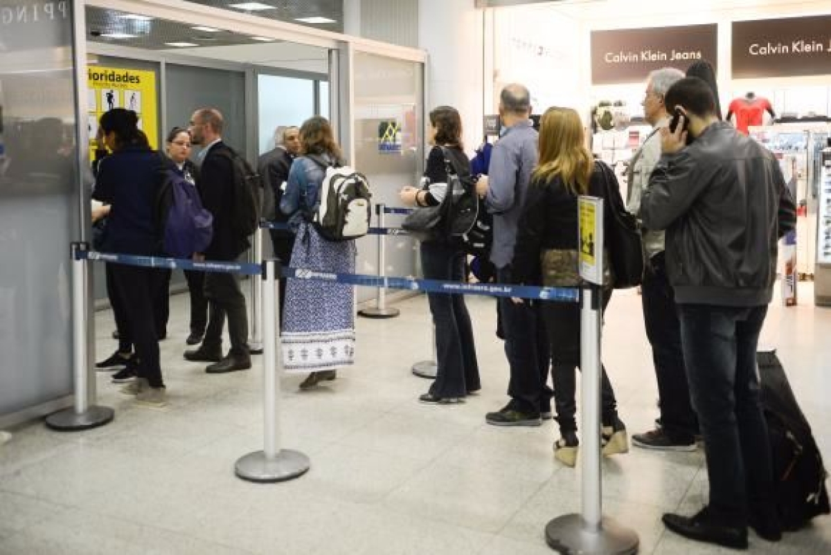 Passageiros enfrentam filas na rea de embarque do aeroporto Santos Dumont no Rio (Foto: Tomaz Silva/Agncia Brasil)