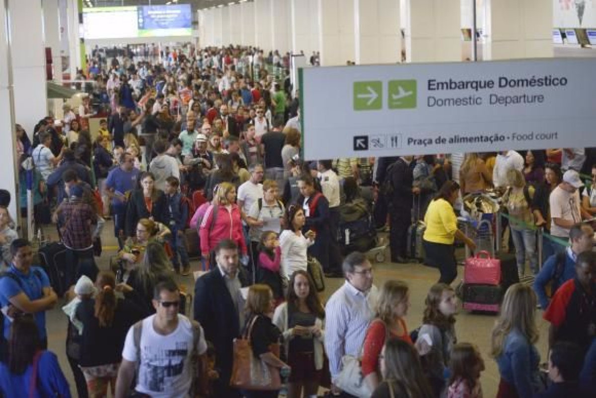 Novas normas de segurana exigiram dos passageiros pacincia para embarcar hoje em vrios aeroportos brasileiros (Foto: Jos Cruz/Agncia Brasil)