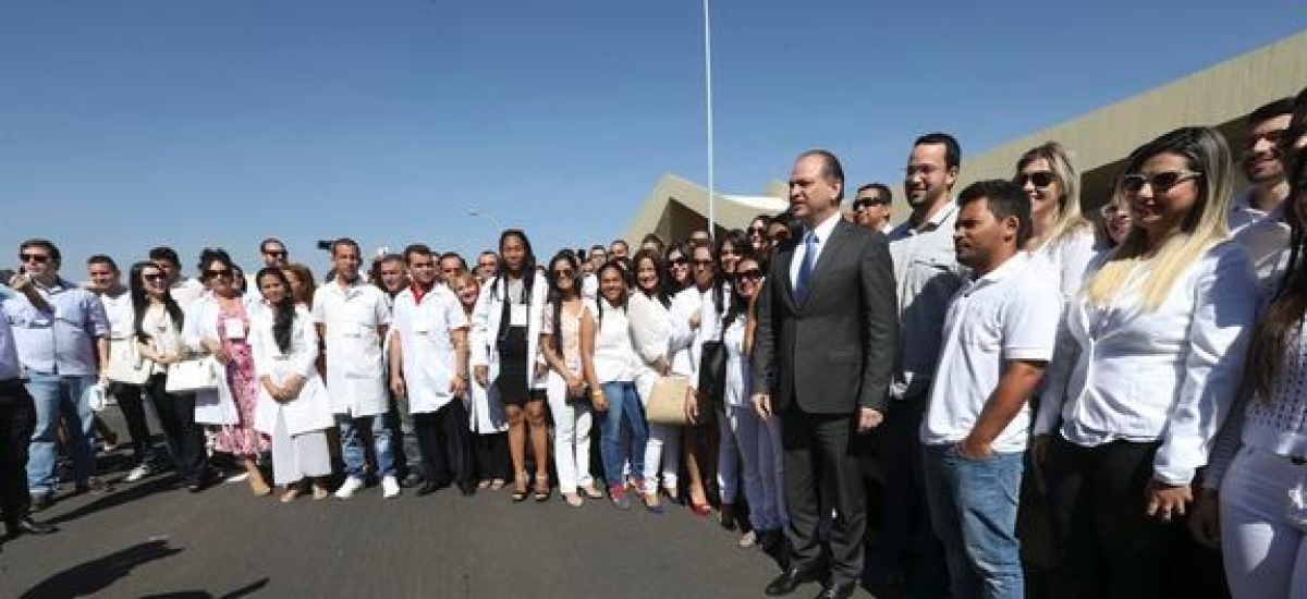 O ministro da Sade, Ricardo Barros, recebe profissionais cubanos e brasileiros que vo trabalhar no Programa Mais Mdicos (Foto: Elza Fiuza/Agncia Brasil)