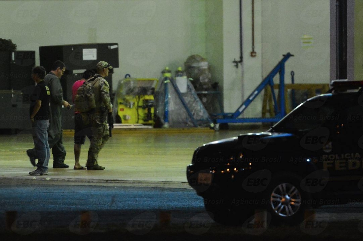 Chegam ao aeroporto da capital federal os suspeitos de planejar ataque terrorista durante os Jogos Olmpicos Rio 2016 (Foto: Valter Campanato/Agncia Brasil)