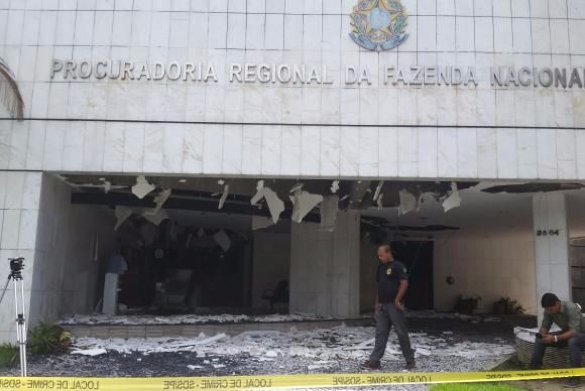 Exploso de caixa eletrnico destri parte da frente da sede da Procuradoria Regional da Fazenda Nacional no Recife (Foto: Sumaia Villela/Agncia Brasil)