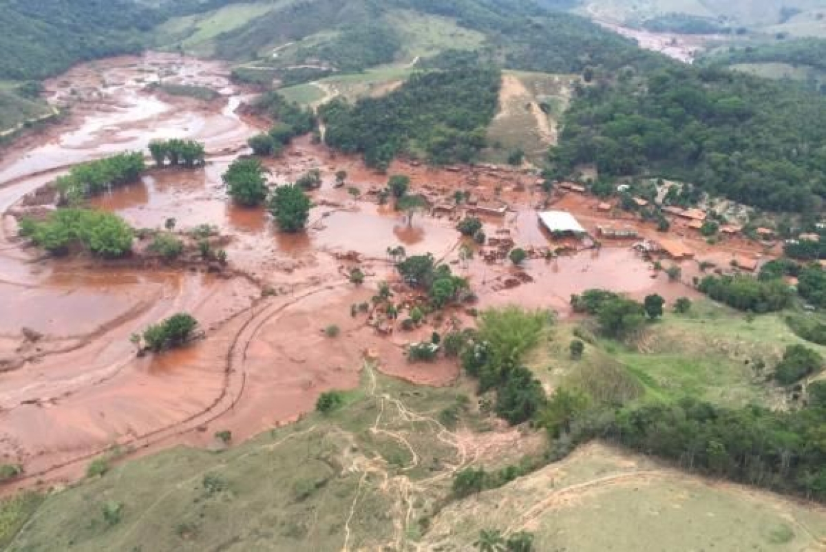 Mariana (MG) - Barragem pertencente � mineradora Samarco se rompeu no distrito de Bento Rodrigues, zona rural a 23 quil�metros de Mariana, em Minas Gerais, matando 19 pessoas (Imagem: Divulga��o/Corpo de Bombeiros/MG)