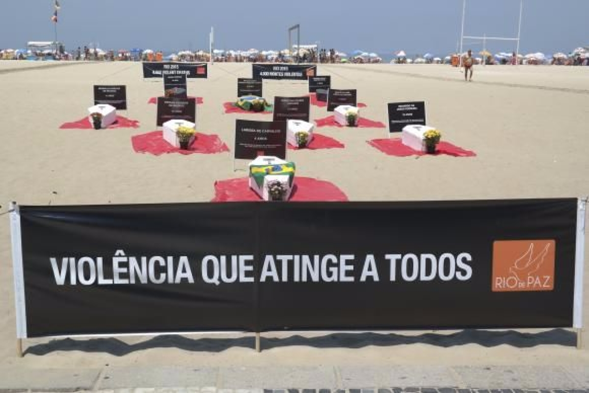 Manifestao nas areias de Copacabana para denunciar mortes por causas violentas (Imagem: Arquivo/Vladimir Platonow/Agncia Brasil)