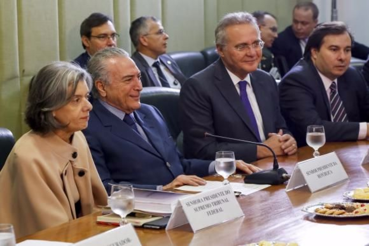 Os chefes dos Trs Poderes se renem hoje (28), a partir das 11h, no Palcio do Itamaraty, para discutir um pacto nacional para a segurana pblica, na busca por solues aos problemas deste setor. 