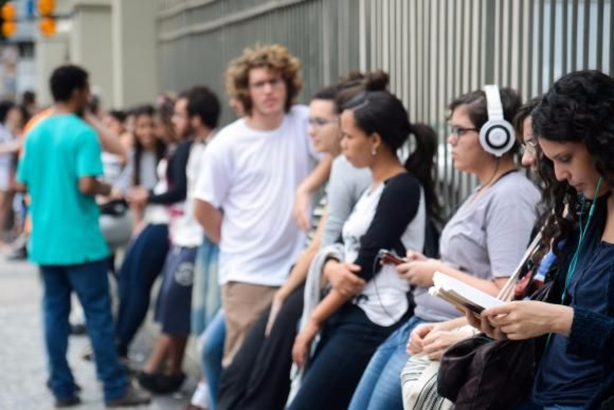 Estudantes chegam ao Colgio Santo Incio, em Botafogo, zona sul da capital fluminense, para o segundo dia de provas do Enem 2016 (Imagem: Tomaz Silva/Agncia Brasil)