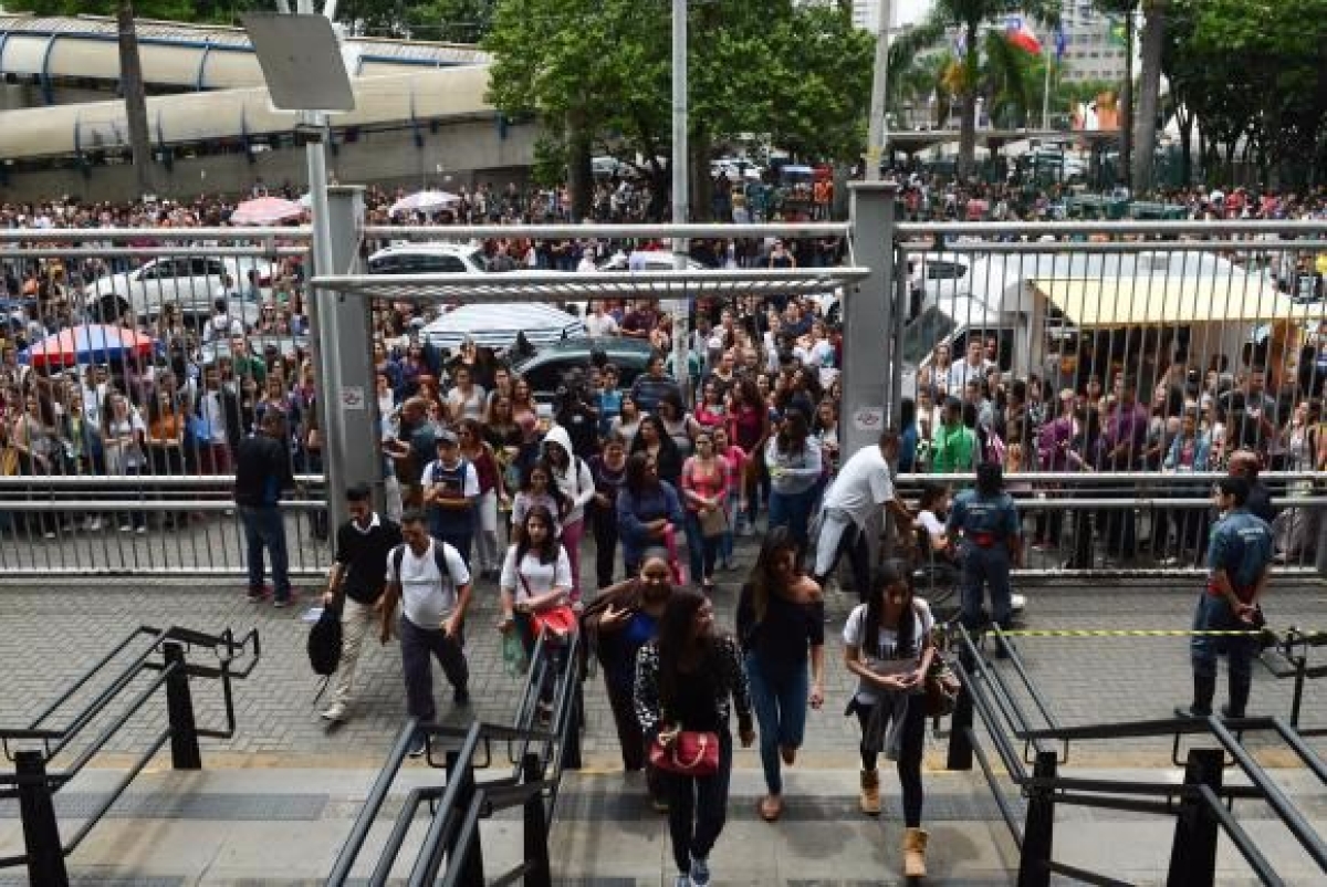 Estudantes chegam  Universidade 9 de Julho (Uninove) para o segundo dia de provas do Exame Nacional do Ensino Mdio (Enem), em Barra Funda, zona oeste (Imagem: Rovena Rosa/Agncia Brasil)