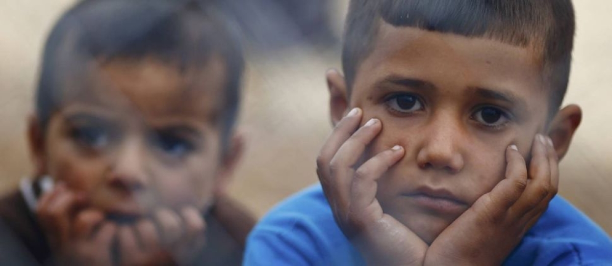 Crianas curdas refugiadas da cidade Sria de Kobani em um campo em Suruc, na fronteira entre a Turquia e a Sria (Foto: KAI PFAFFENBACH/REUTERS)