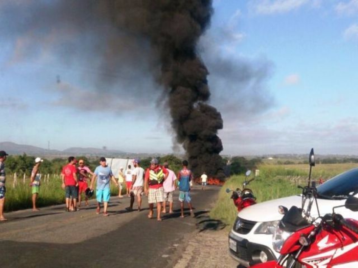 Garibalde Mendona lamenta situao da SE-170, em Campo do Brito (Foto: Reproduo/Redes Sociais)