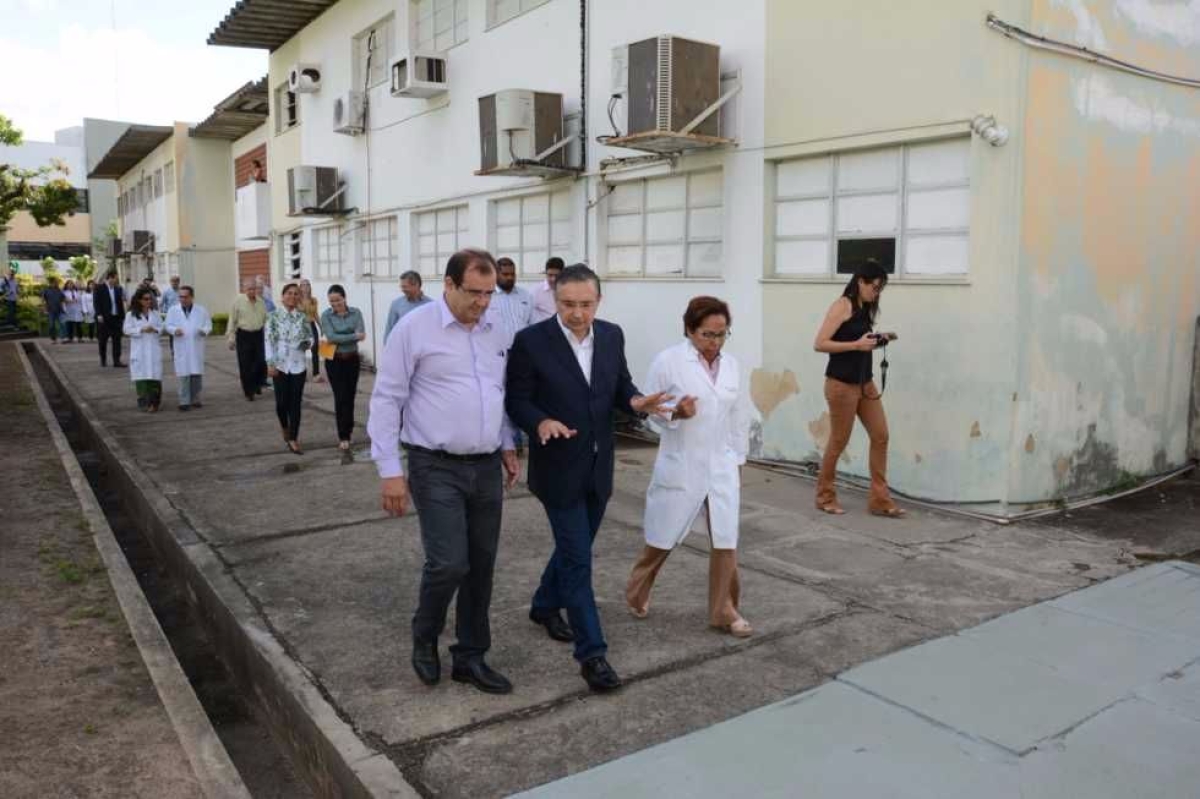 Eduardo Amorim visita HU e anuncia solicitao de verba para concluso de obra (Foto: Assessoria Eduardo Amorim)