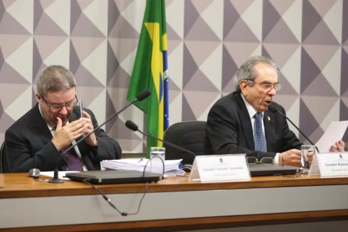 O relator Antonio Anastasia e o presidente da Comisso do Impeachment, Raimundo Lira, durante sesso para discutir relatrio sobre processo de impeachment da presidenta afastada Dilma Rousseff (Foto: Antonio Cruz/Agncia Brasil)