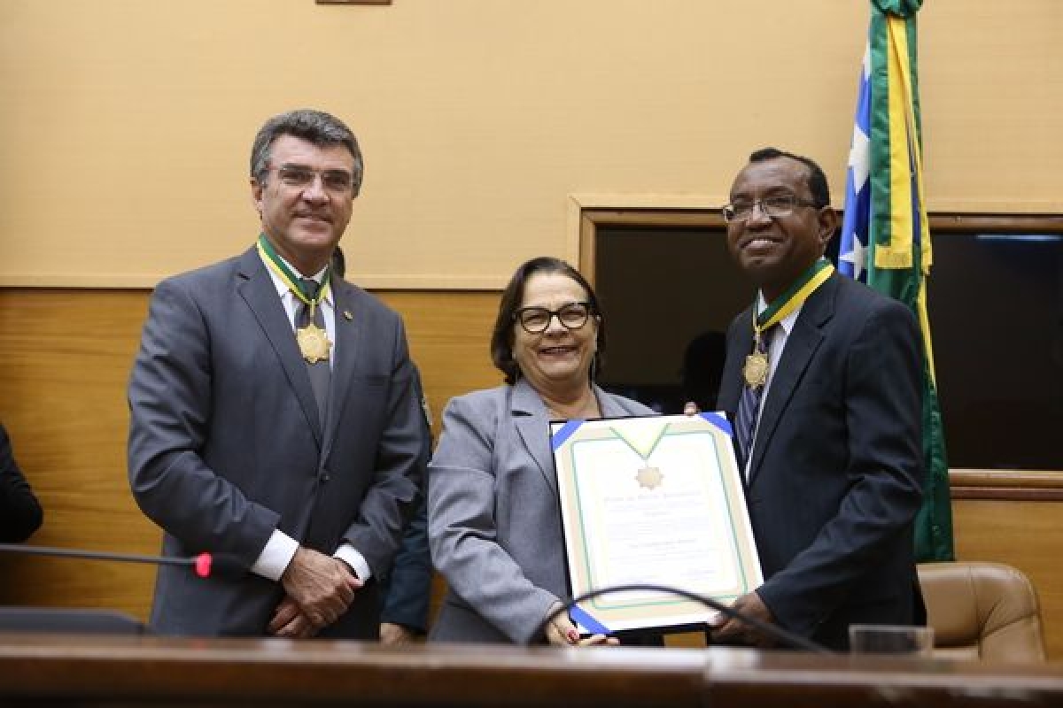 Caducha recebe Medalha da Ordem do Mrito Parlamentar (Foto: Csar de Oliveira/Agncia Alese)