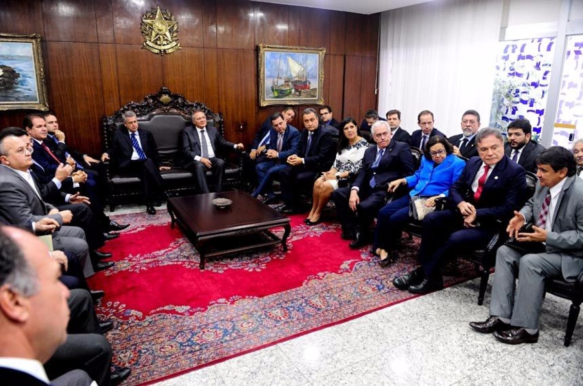 O presidente do Senado, Renan Calheiros (ao fundo  direita), com governadores do Norte, Nordeste e Centro-Oeste (Foto: Jonas Pereira/Agncia Senado)