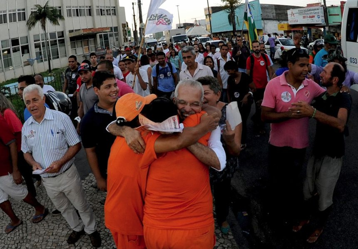 Edvaldo Nogueira e Eliane Aquino realizam primeira caminhada da campanha (Foto: Assessoria Edvaldo Nogueira)