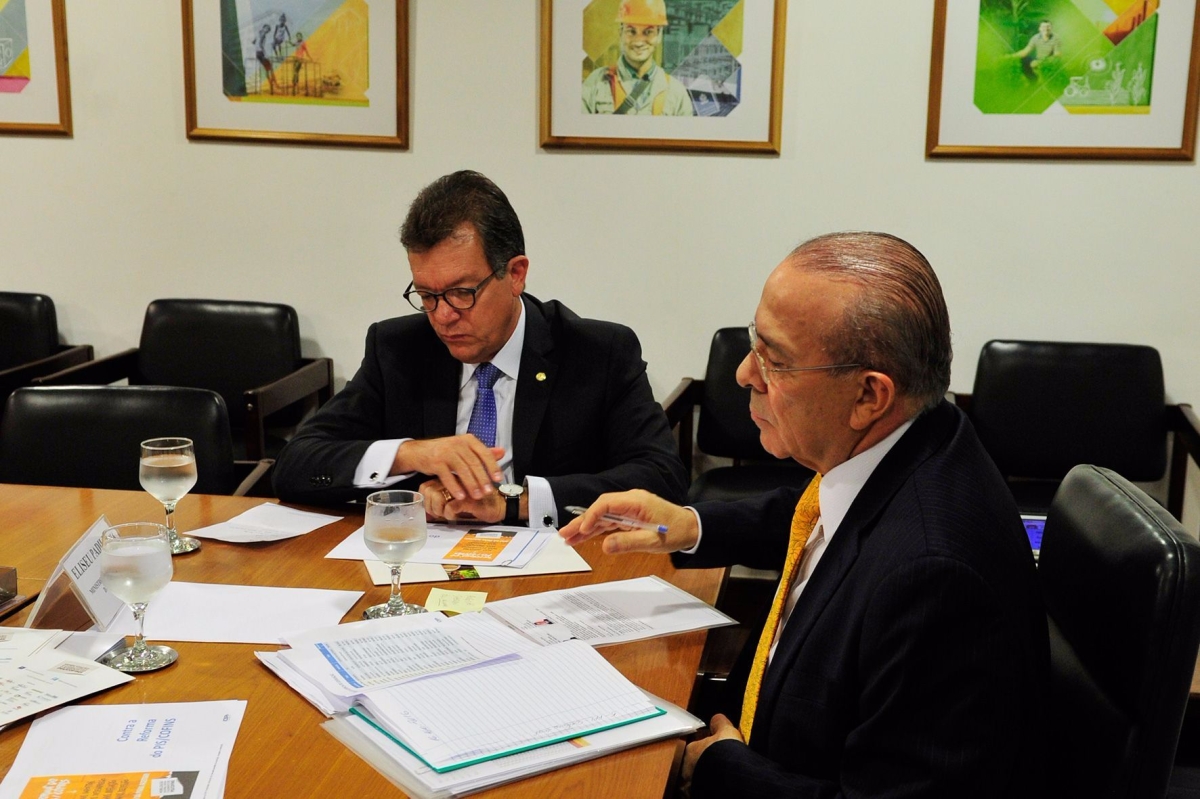 Larcio Oliveira apresenta ao ministro Eliseu Padilha prejuzos de uma reforma do PIS/COFINS (Foto: Assessoria Larcio Oliveira)