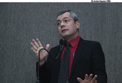 Vereador Iran Barbosa denuncia a precariza��o da Educa��o em Aracaju (Imagem: Acr�sio Siqueira/CMA)