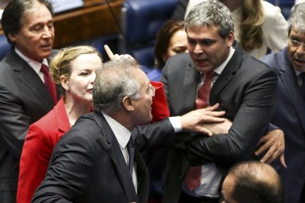 Os  senadores Gleisi  Hoffmann, Lindbergh  Farias e Renan  Calheiros envolvem-se em confuso no segundo dia do julgamento do processo de impeachment da presidenta afastada Dilma Rousseff (Imagem: Marcelo Camargo/Agncia Brasil)