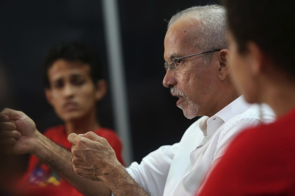 Edvaldo Nogueira recebe o apoio de estudantes, conselheiros tutelares e sindicalistas (Imagem: Marco Vieira e Janana Santos)