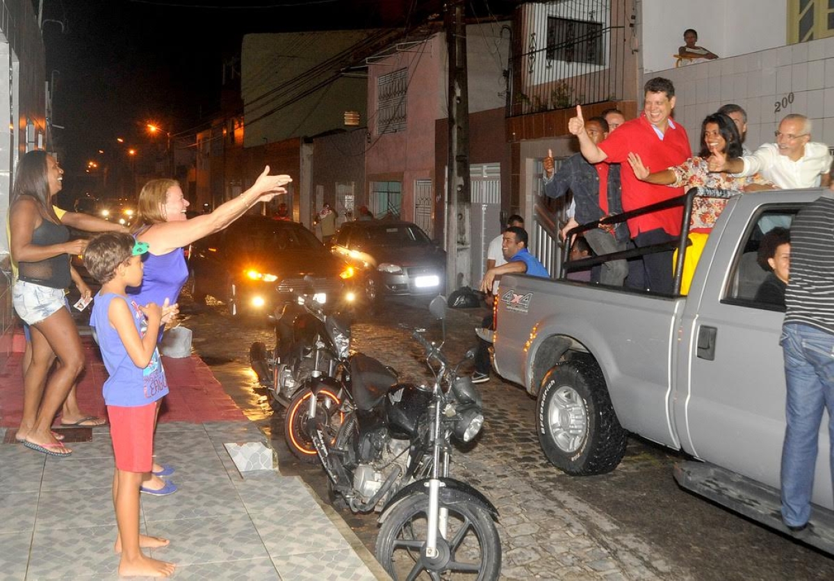 Edvaldo Nogueira recebe o apoio de estudantes, conselheiros tutelares e sindicalistas (Imagem: Marco Vieira e Janana Santos)