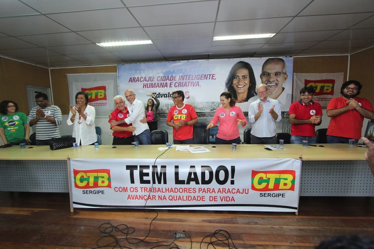 Edvaldo Nogueira recebe o apoio de estudantes, conselheiros tutelares e sindicalistas (Imagem: Marco Vieira e Janana Santos)