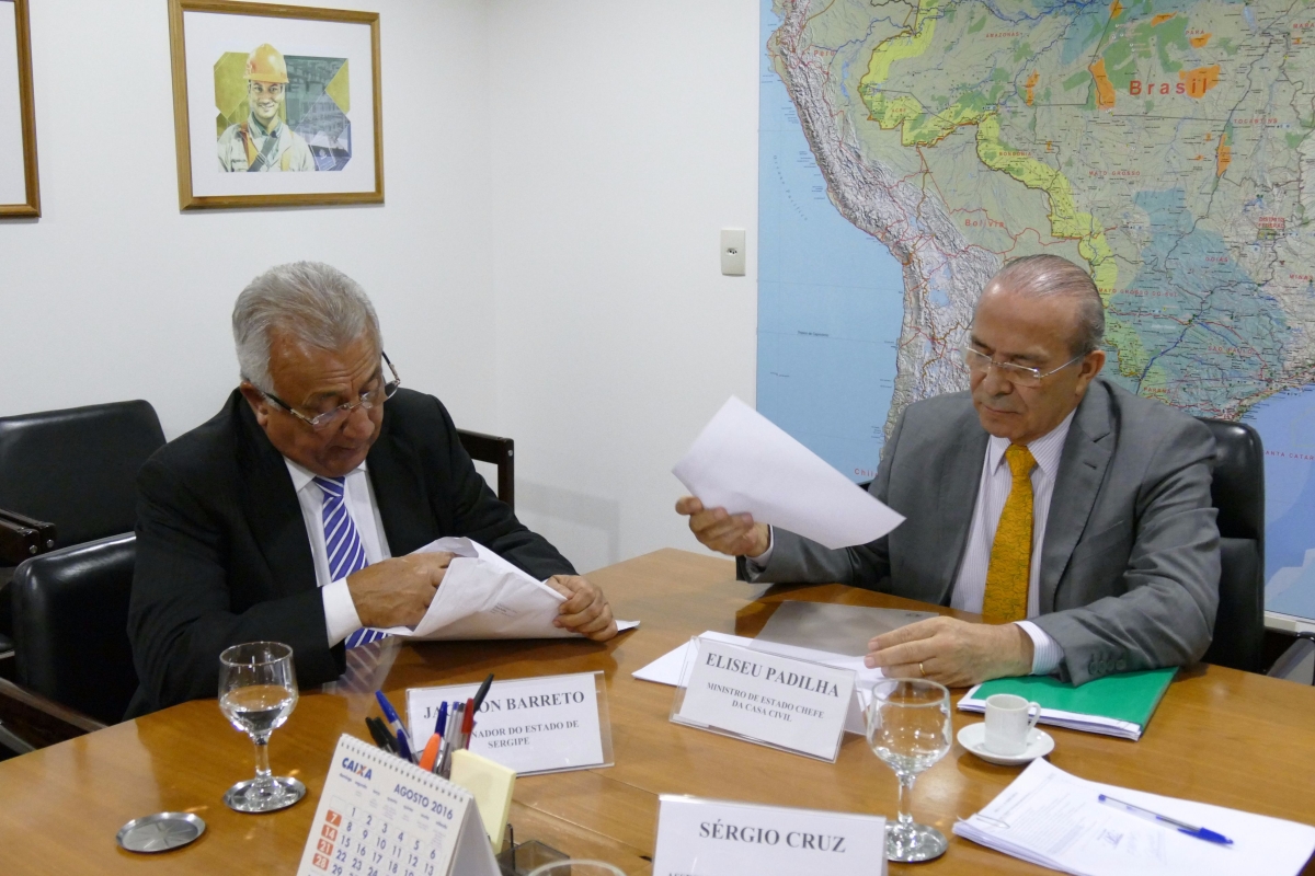 Jackson Barreto entrega pleito de governadores ao ministro Eliseu Padilha (Imagem: Roque S/ASN)