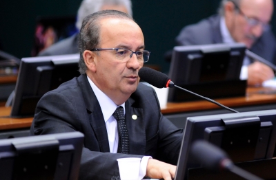 Jorginho Mello: clusula de vigncia de 90 dias aperfeioa a proposta, uma vez que d tempo razovel para a tomada de conhecimento de seu teor (Imagem: Lucio Bernardo Junior/Cmara dos Deputados)