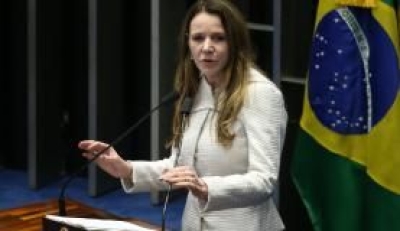 A senadora Vanessa Grazziotin ope-se  clusula de barreira de 3% e lembra que o  Senado j aprovou outra PEC, com trava de 1,5% (Imagem: Arquivo | Fabio Rodrigues Pozzebom/Agncia Brasil)