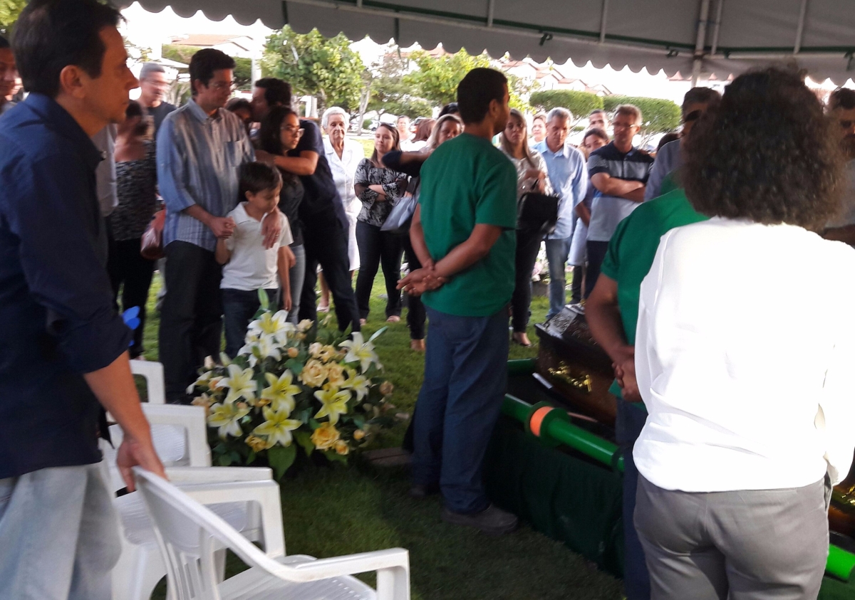 Aplausos e poesia marcam sepultamento de Fernando Prado Leite (Imagem: Agncia Alese)