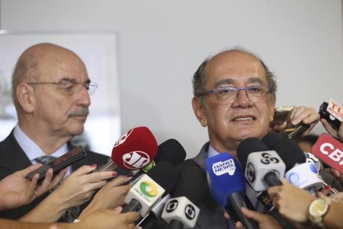 Ministro Gilmar Mendes (D) entrega ao ministro do Desenvolvimento Social e Agrrio, Osmar Terra, dados sobre doadores de campanha que aparecem como beneficirios do Bolsa Famlia (Imagem: Elza Fiza/Agncia Brasil)