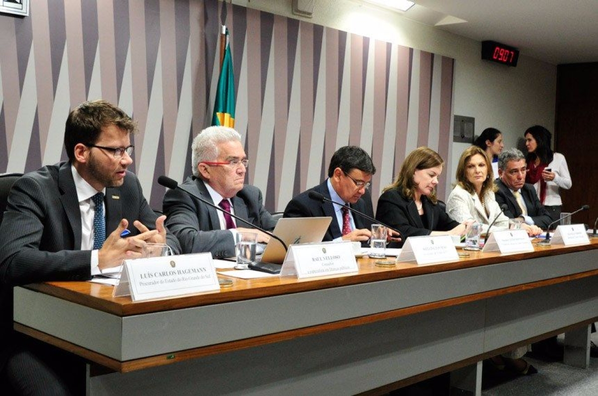 CAE realiza audincia para discutir o PLC 54/2016, que estabelece um plano de auxlio aos estados e ao DF (Imagem: Geraldo Magela/Agncia Senado)