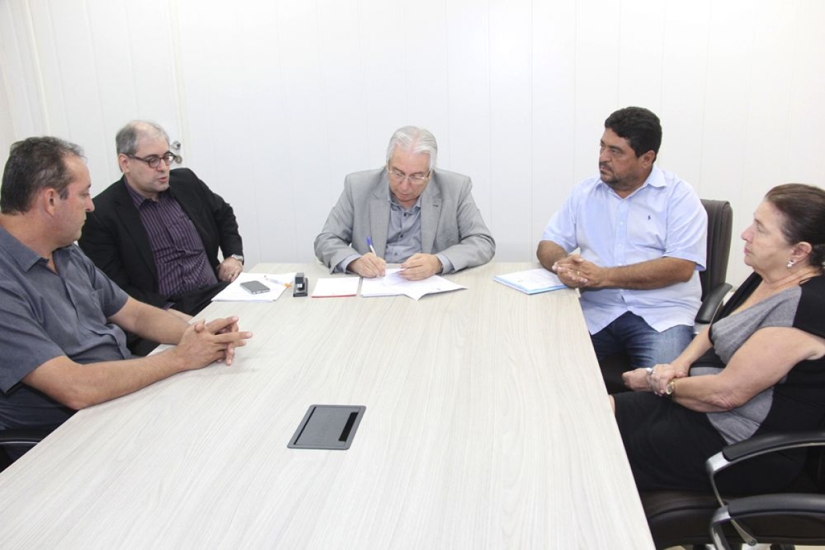 Os prefeitos de Cedro do S�o Jo�o, Telha e Canhoba assinaram Termo de Ajustamento de Gest�o (Imagem: Cleverton Ribeiro/TCE/SE)